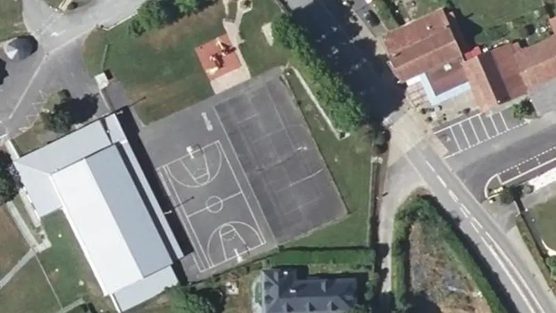 Vue aérienne du court de tennis : Salle polyvalente de Saint-Castin
