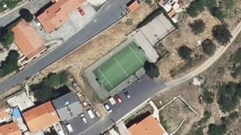 Vue aérienne du court de tennis : Terrain de tennis d'Escaro