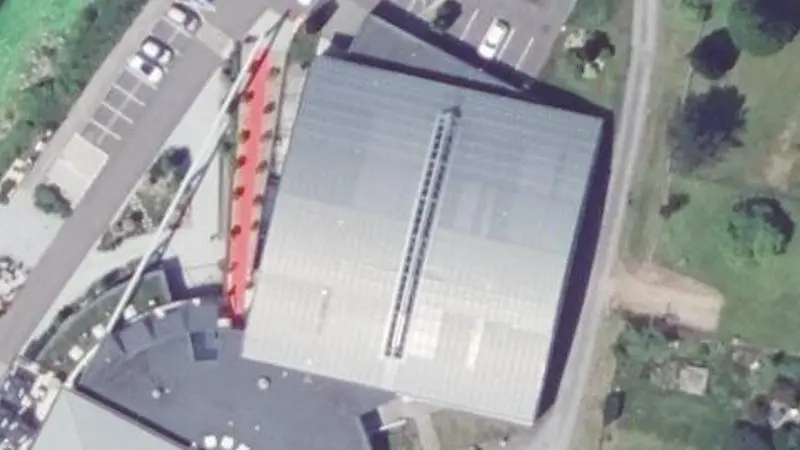 Vue aérienne des courts de tennis : Complexe piscine loisirs