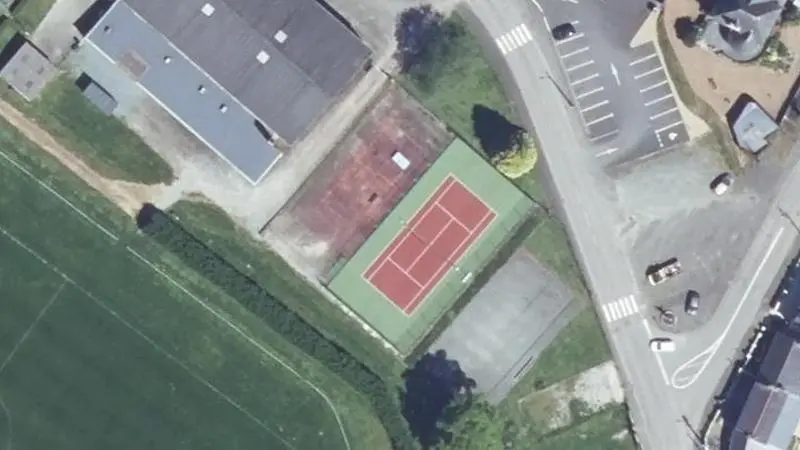 Vue aérienne du court de tennis : Complexe Sportif de Callac