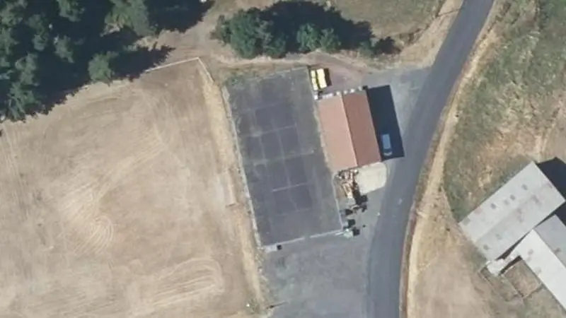 Vue aérienne du court de tennis : Stade d'Issarlès