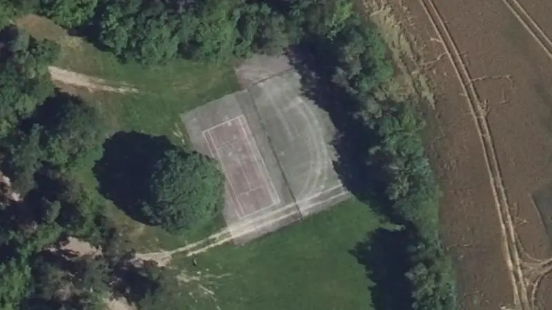 Vue aérienne des courts de tennis : Tennis / Volley / Football