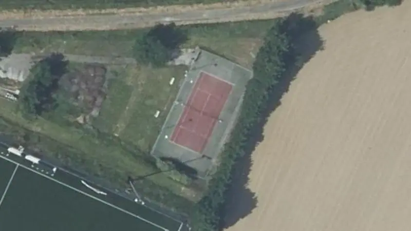 Vue aérienne du court de tennis : Parc municipal des sports de Preignan