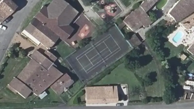 Vue aérienne du court de tennis : Terrain de tennis de Cabara
