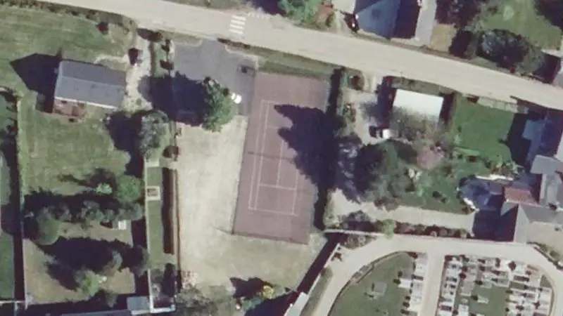 Vue aérienne du court de tennis : Terrain de tennis d'Orglandes