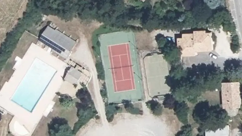 Vue aérienne du court de tennis : Espace multisports