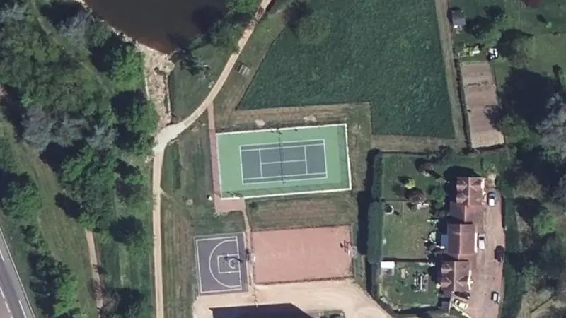 Vue aérienne du court de tennis : Complexe sportif de Saint-Vincent-de-Boisset