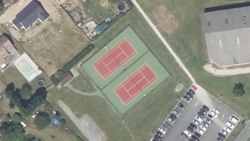 Vue aérienne des courts de tennis : Complexe Sportif de Traînou