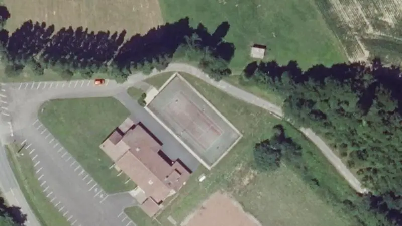 Vue aérienne du court de tennis : Salle polyvalente d'Hommarting