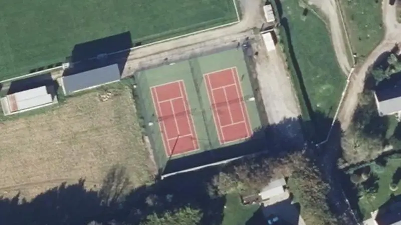 Vue aérienne du court de tennis : Le Stade Municipal de Lanvéoc