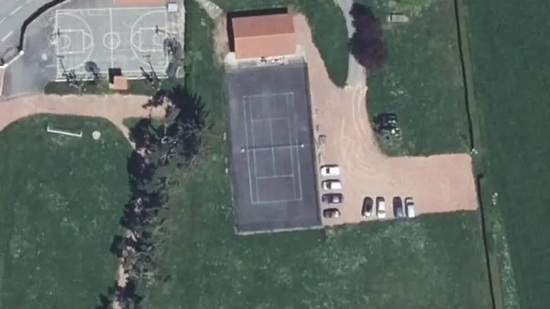 Vue aérienne du court de tennis : Terrains de sports de Montchal