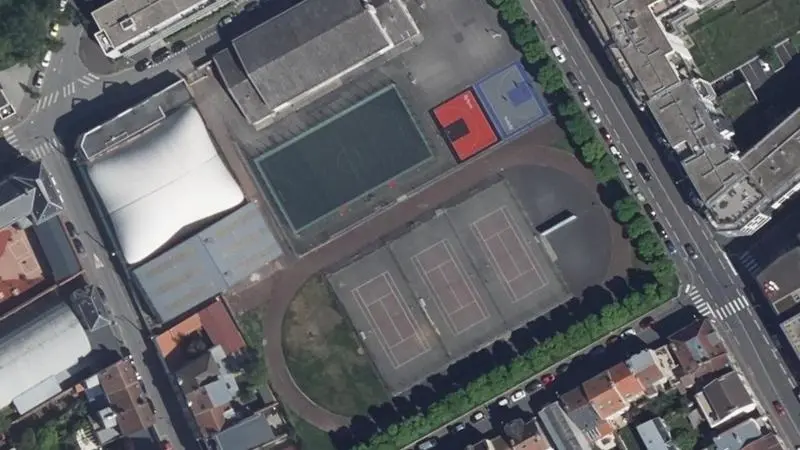 Vue aérienne des courts de tennis : Stade de Courcelles