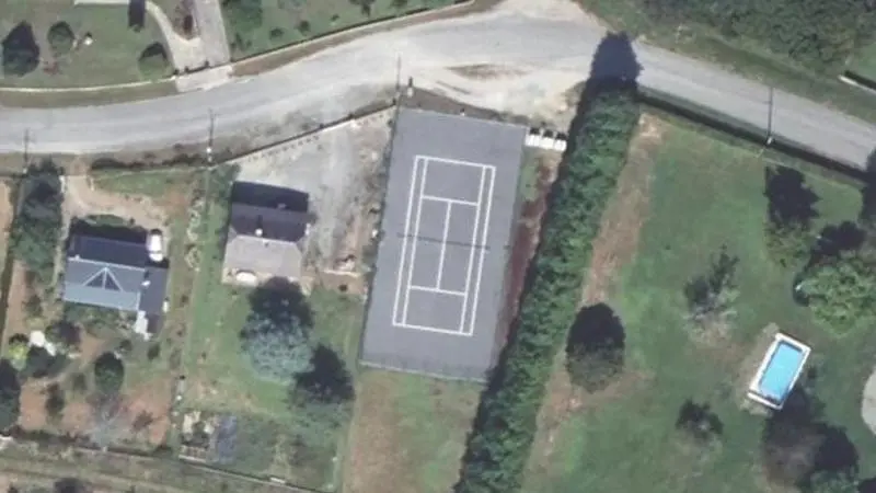 Vue aérienne du court de tennis : Terrain de tennis de Tarnac