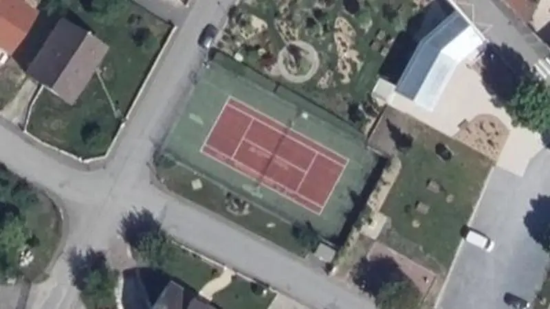 Vue aérienne du court de tennis : Terrain de sport de Chamery