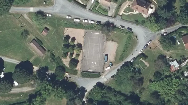 Vue aérienne du court de tennis : Plan d'Eau