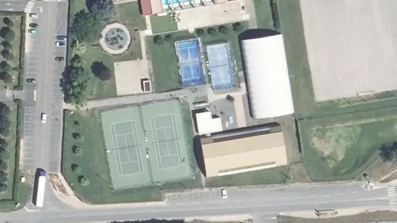 Vue aérienne des courts de tennis : Installations sportives du Bouzol