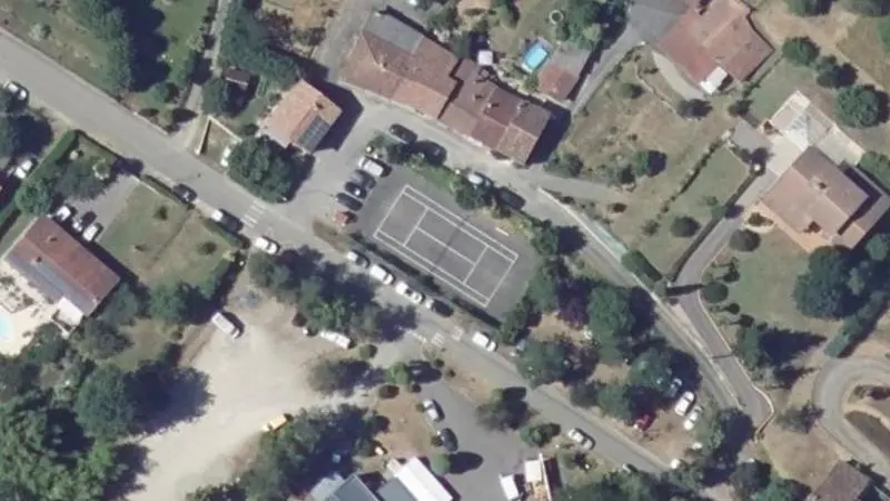 Vue aérienne du court de tennis : Terrain de tennis de Dalou