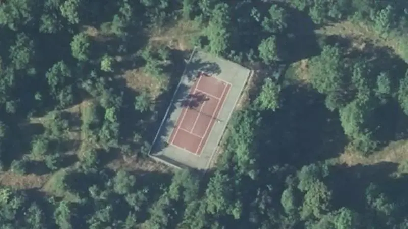 Vue aérienne du court de tennis : Terrain de tennis de La Chapelle-en-Vercors