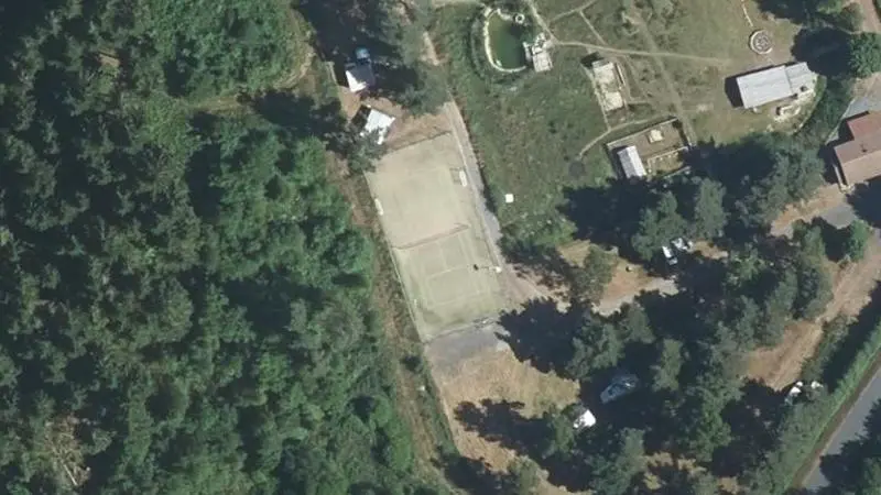 Vue aérienne du court de tennis : Terrain de tennis de Sembadel