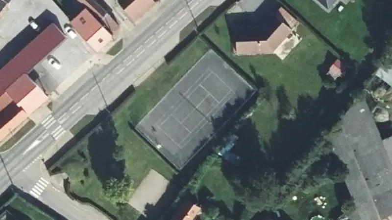 Vue aérienne du court de tennis : Tennis et Petanque