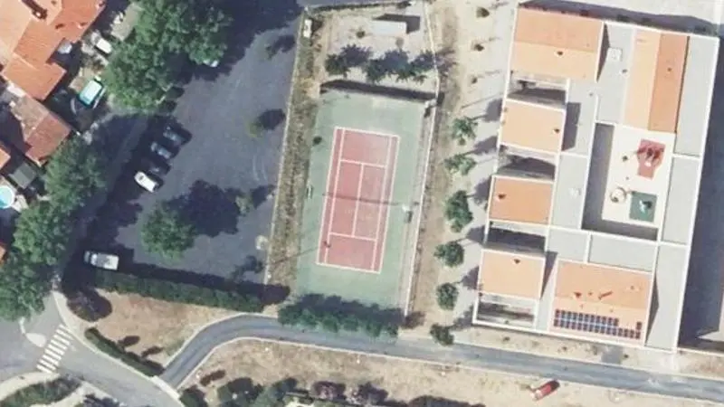 Vue aérienne du court de tennis : Terrain de tennis de Fourques