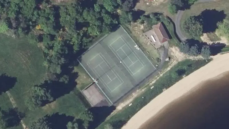 Vue aérienne des courts de tennis : Site du plan d'eau de la roche