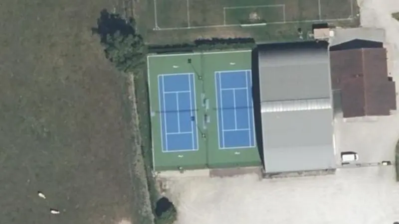 Vue aérienne des courts de tennis : Terrains de sport d'Attignat