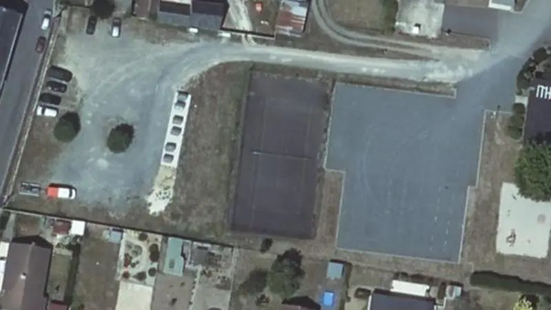 Vue aérienne du court de tennis : Espace sportif de Requeil