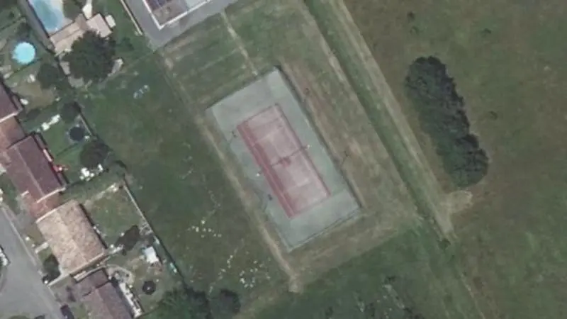 Vue aérienne du court de tennis : Terrain de tennis de Lamothe-Capdeville