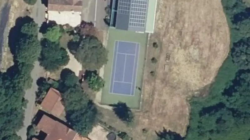 Vue aérienne du court de tennis : Terrain de tennis de Monfaucon
