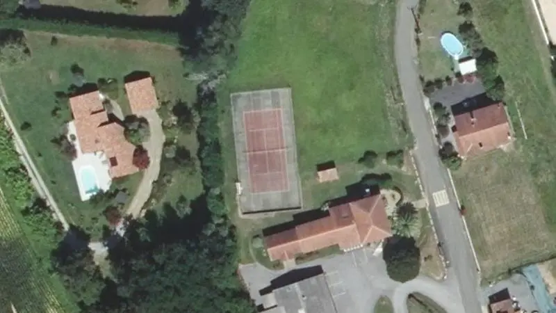 Vue aérienne du court de tennis : Aire de jeux de Nousse