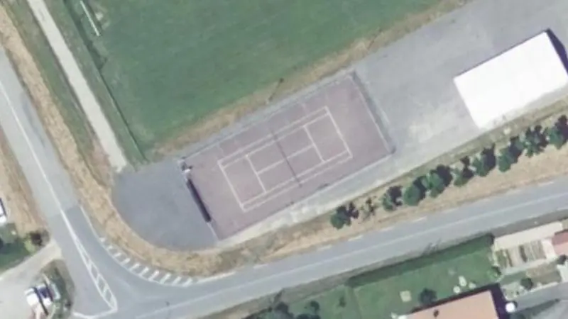 Vue aérienne du court de tennis : Terrain de tennis d'Orcier