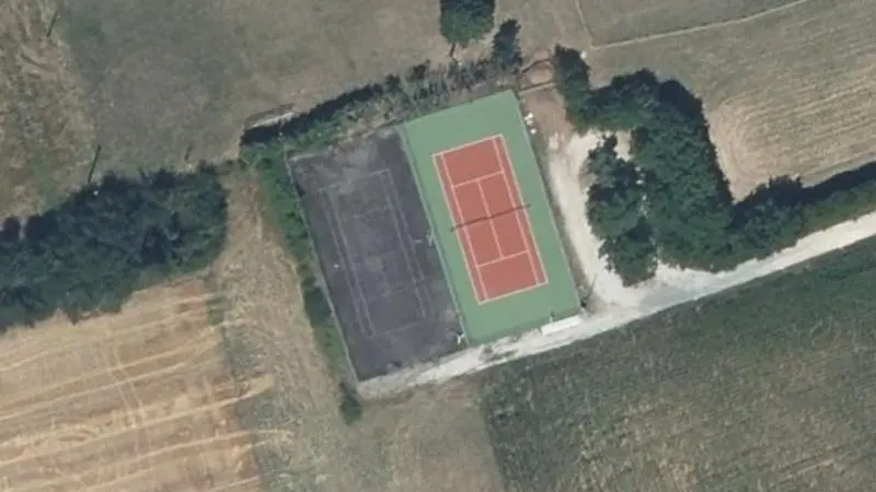 Vue aérienne des courts de tennis : Stade municipal d'Agris