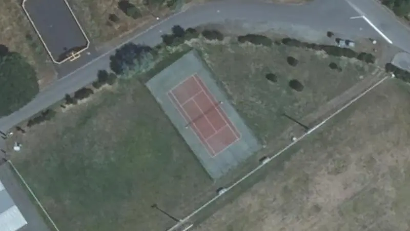 Vue aérienne du court de tennis : Plaine de jeux