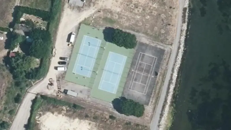 Vue aérienne des courts de tennis : Terrains de tennis de Bouzigues