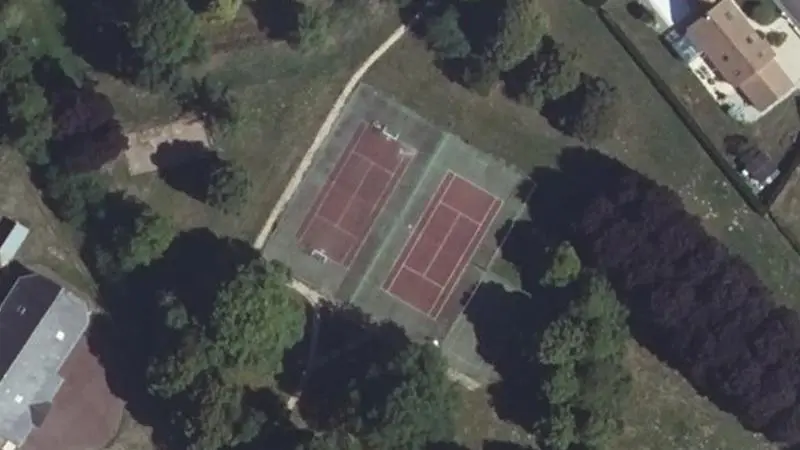 Vue aérienne du court de tennis : Terrains de sports de Bazouges Cré sur Loir