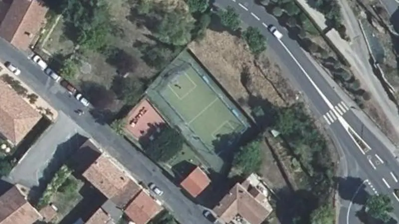 Vue aérienne du court de tennis : Terrain de tennis de Saint-Rome-de-Tarn, base nautique (camping)