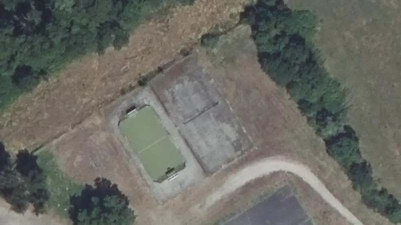 Vue aérienne des courts de tennis : Salle des sports de Tonnoy