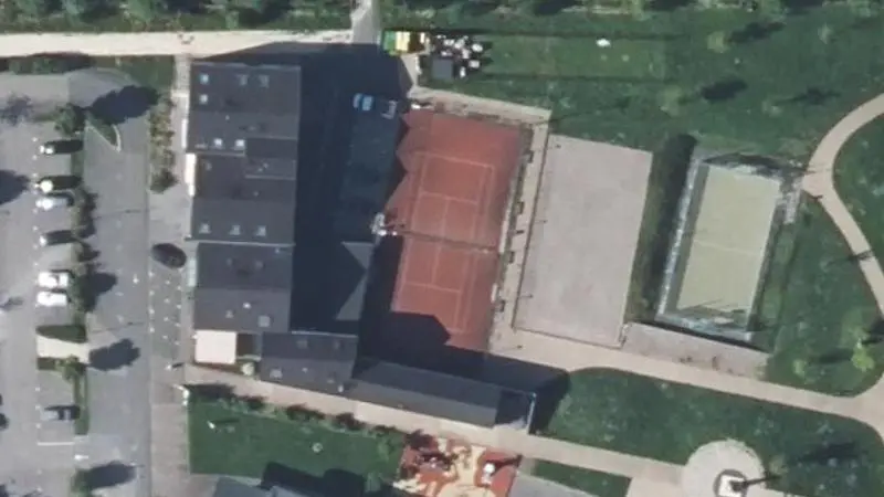 Vue aérienne du court de tennis : Espace multisports