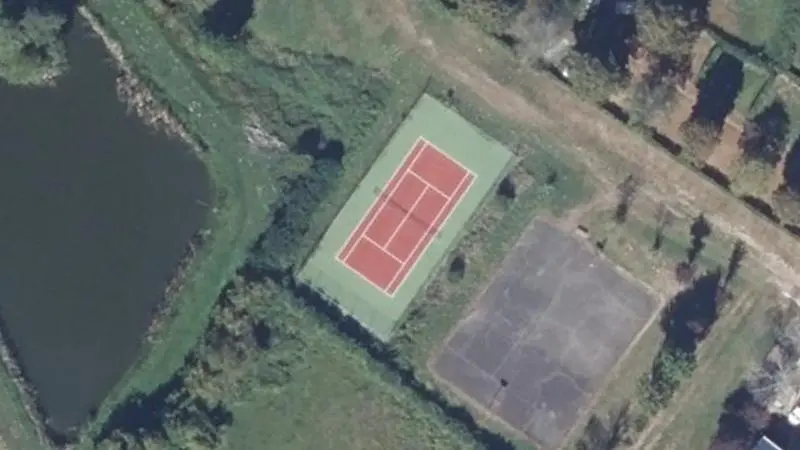 Vue aérienne du court de tennis : Terrain de tennis de Planchez (Camping)
