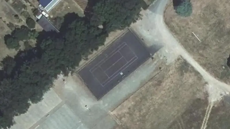 Vue aérienne du court de tennis : Aire de loisirs Les douves