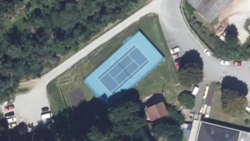 Vue aérienne du court de tennis : Installations Sportives des Thermes