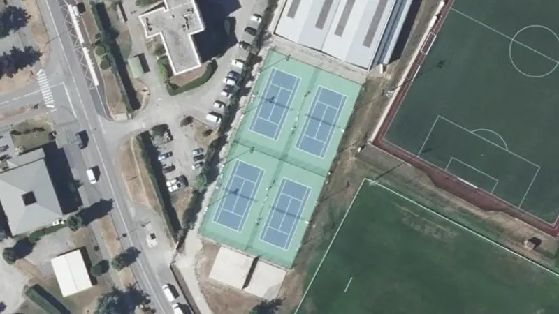 Vue aérienne des courts de tennis : Stade de Loïpes