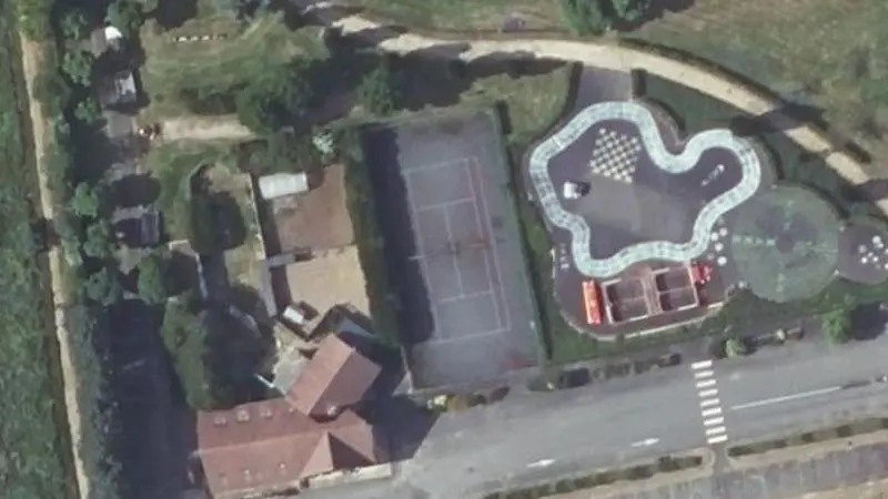 Vue aérienne du court de tennis : Base de Loisirs de Brou