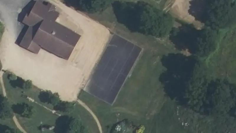 Vue aérienne du court de tennis : Plan d'Eau