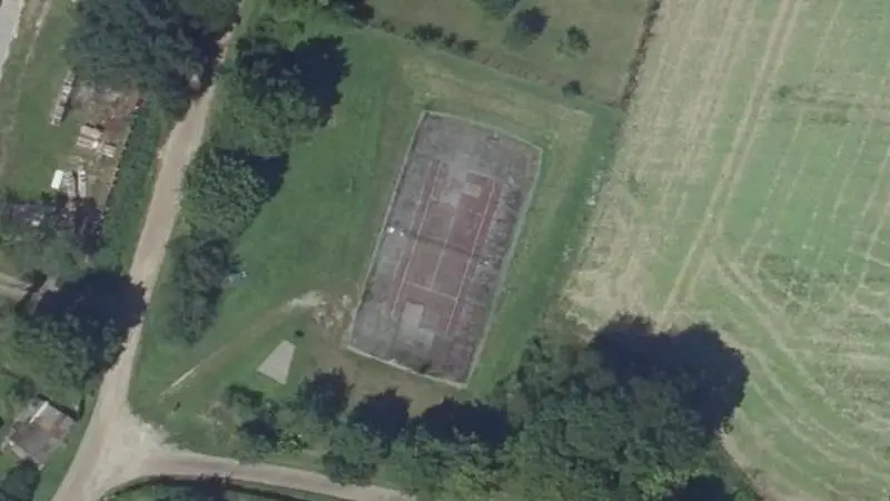 Vue aérienne du court de tennis : Aire de jeu et tennis