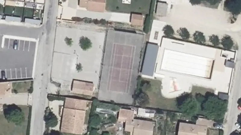 Vue aérienne du court de tennis : Boulodrome - Tennis