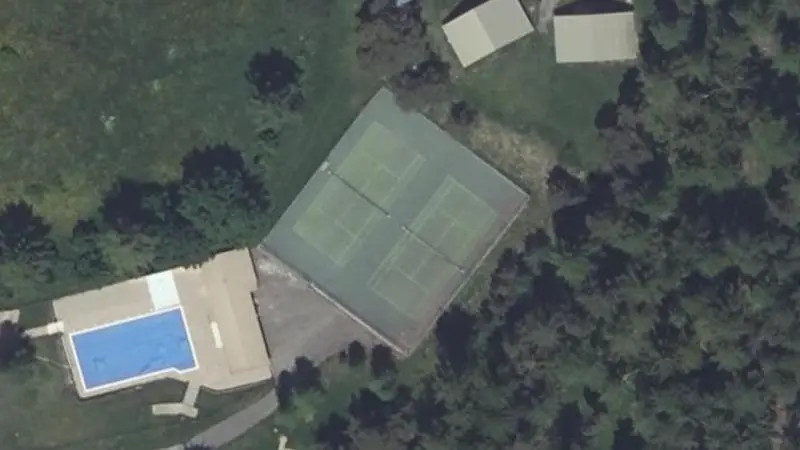Vue aérienne des courts de tennis : Base de Loisirs de Dévoluy