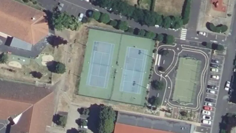 Vue aérienne des courts de tennis : Complexe sportif de Saint-Amant-Tallende