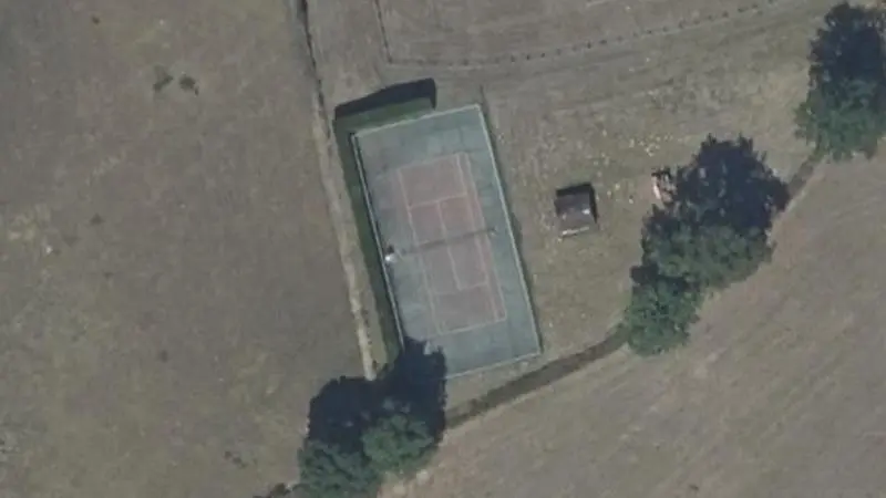 Vue aérienne du court de tennis : Stade de Vesdun
